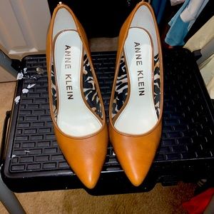 Size 6.5 Anne Klein brown heels... lightly used
